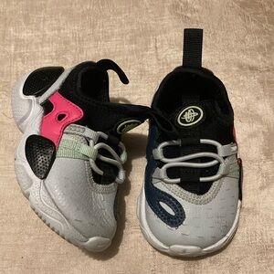 Nike Huarache E.D.G.E. Baby Girls Sneakers